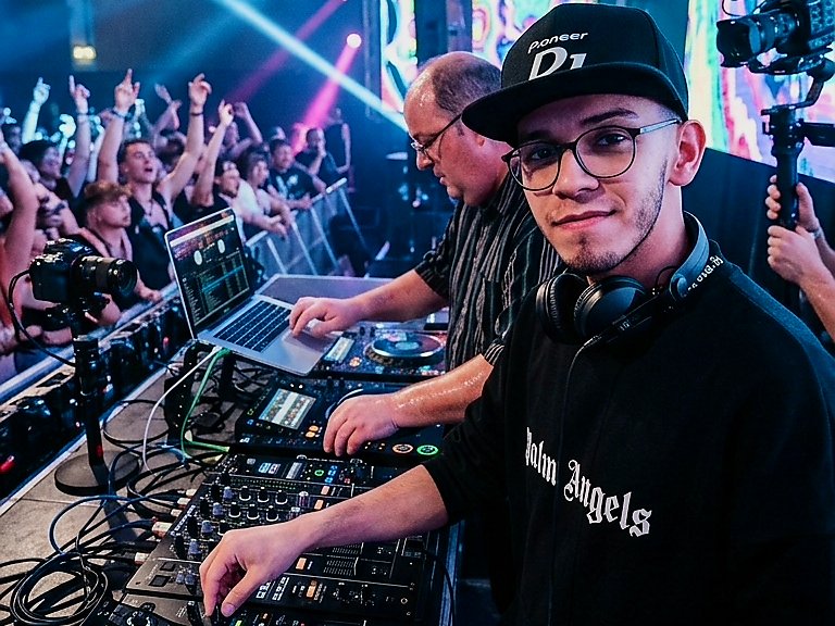 DJ DAVE  Performance