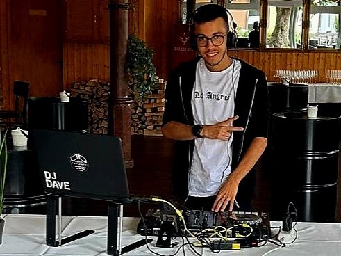 DJ DAVE  Performance