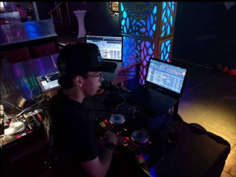 DJ DAVE  Performance