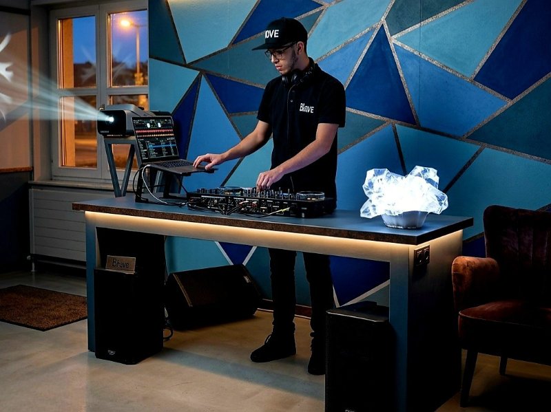 DJ DAVE  Performance