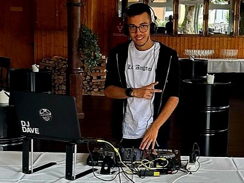 DJ DAVE  Performance